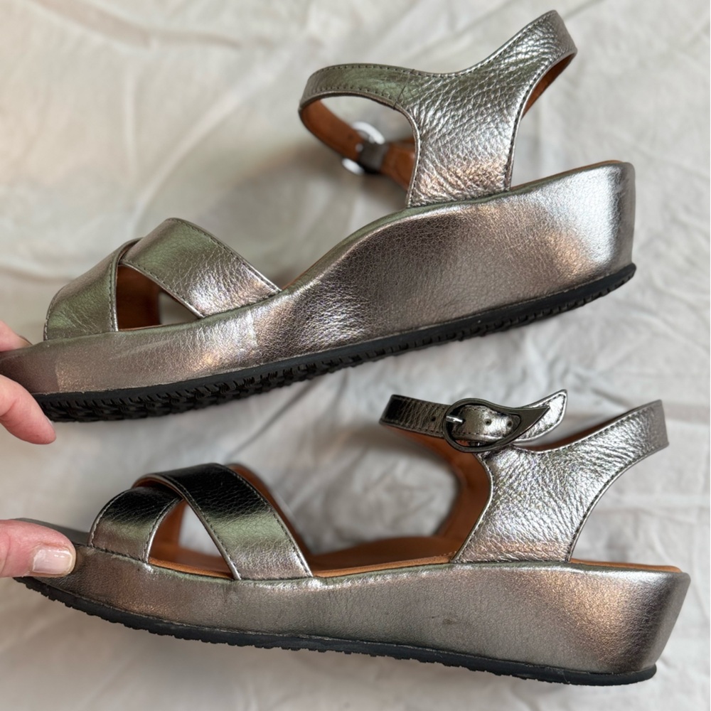 L’Amour Des Pieds Silver Leather Sandals